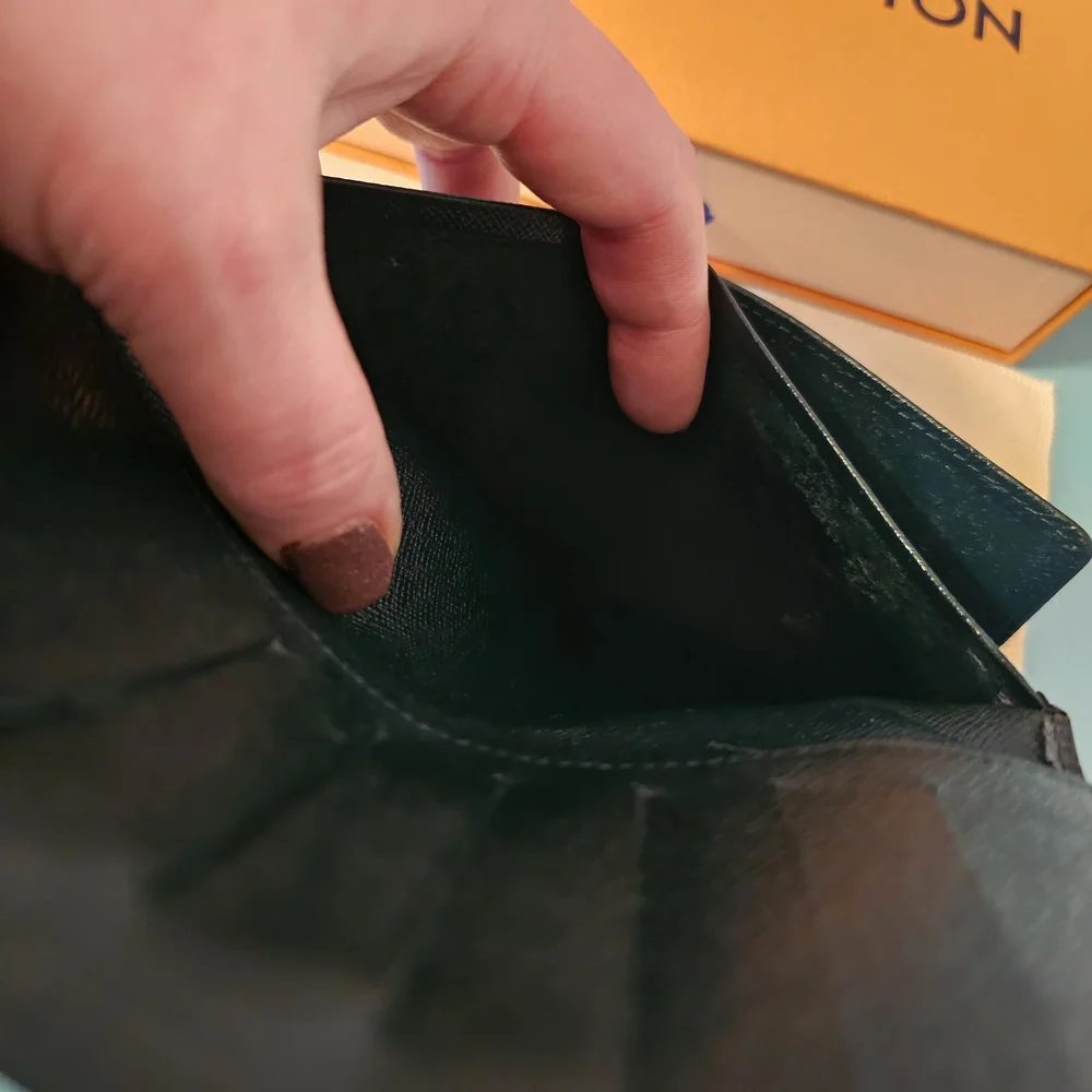 LOUIS VUITTON Taiga Brazza Wallet in dark green - Picture 7 of 9